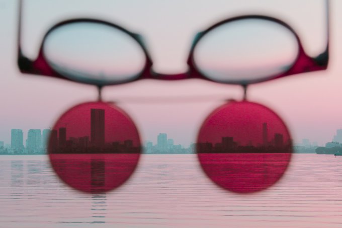 widok miasta przez różowe okulary przeciwsłoneczne